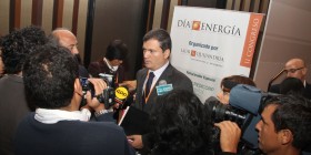 Journalist interviewing Germán Jiménez