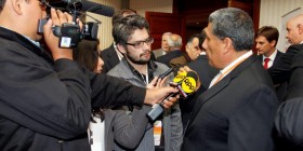 Ing. Cesar Butrón, presidente ejecutivo del Comité de Operación Económica del Sistema Interconectado Nacional - COES Perú, brindando sus declaraciones a la prensa local al término del Bloque III.