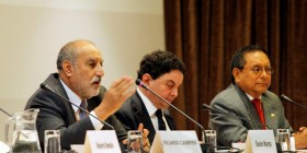 El Ing. Eleodoro Mayorga, socio de Laub & Quijandría Consultores y Abogados, durante su intervención como moderador del Bloque II - Gas Natural