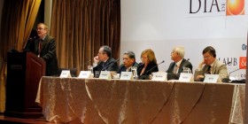 Bloque III: Electricidad Sr. Alex Keisser, gerente general de Enersur, durante su intervención y acompañado por los Expositores y Panelistas